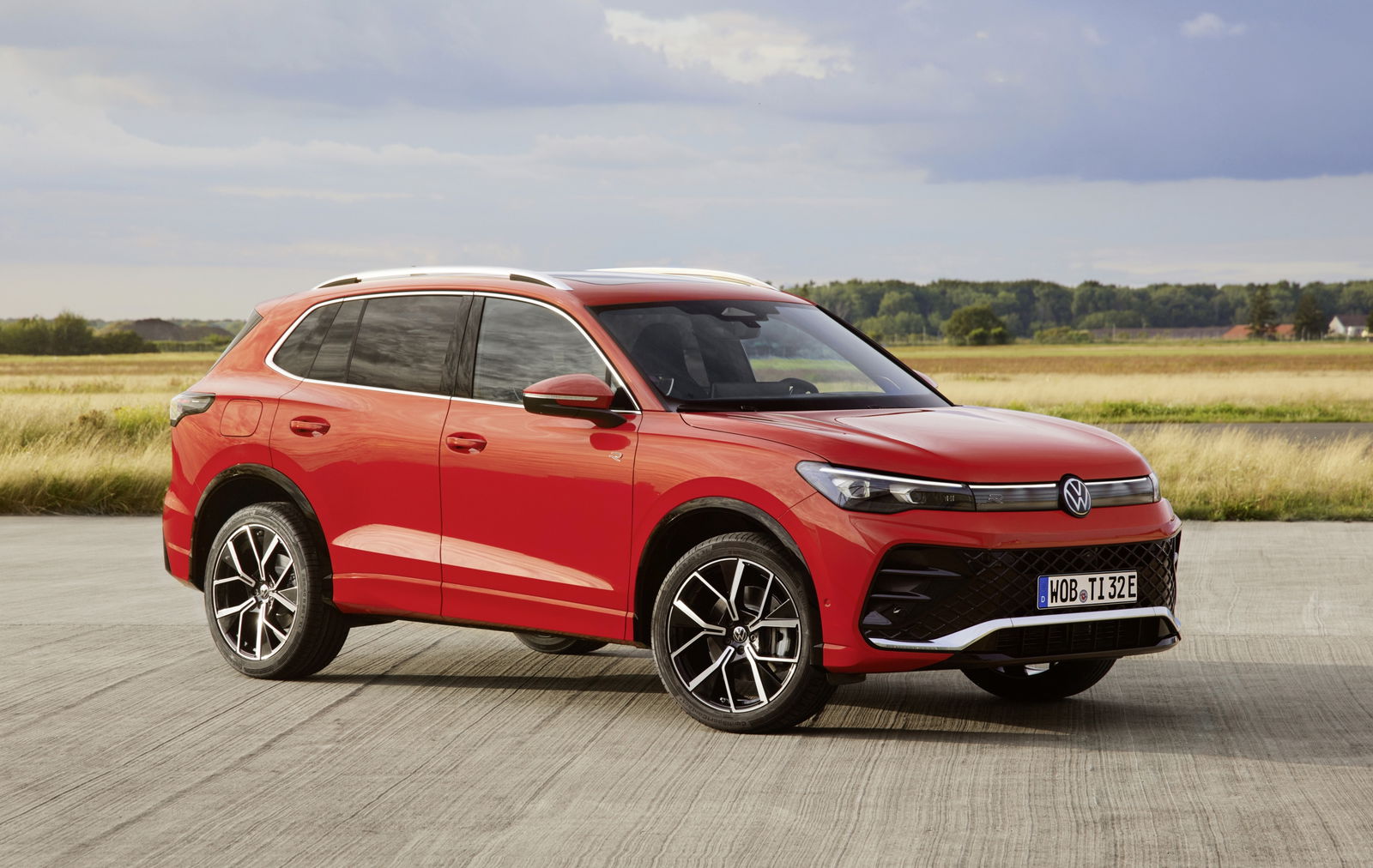 2024 Volkswagen Tiguan - front 